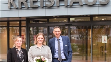 Neele Ostendorf (Mitte) ist nach erfolgreicher verkürzter Ausbildung jetzt in der Bauaufsicht tätig. Der Erste Kreisrat und Dezernent Matthias Wenholt sowie die stellvertretende Fachdienstleiterin Sina Vosgerau freuen sich auf die weitere Zusammenarbeit.