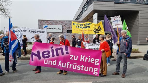 Hunderte bei Ostermärschen in Niedersachsen und Bremen „Nein! zu Krieg und Aufrüstung“ steht auf einem Banner von Teilnehmern eines Ostermarsches.