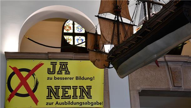 In der Handelskammer Bremen hängt ein Banner gegen die Ausbildungsabgabe