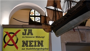 In der Handelskammer Bremen hängt ein Banner gegen die Ausbildungsabgabe
