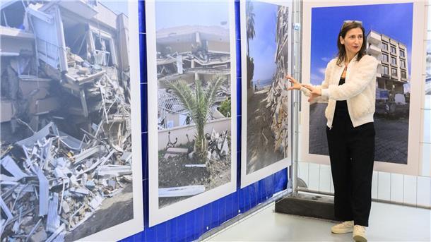 Sehnsuchtsort in Trümmern: Ausstellung über Erdbeben-Region Nermin Avlar steht vor Fotografien in ihrer Ausstellung „90 Sekunden“ im Neuen Rathaus Hannover.