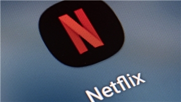  Auf dem Bildschirm eines Smartphones sieht man das Icon der App Netflix. 
