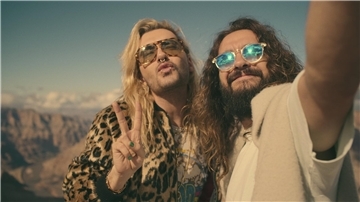 Netflix hat die in Los Angeles lebenden Tom und Bill Kaulitz für eine Dokusoap acht Monate lang mit der Kamera begleitet, unter anderem geht es in „Kaulitz & Kaulitz“ um einen Roadtrip durch die USA.