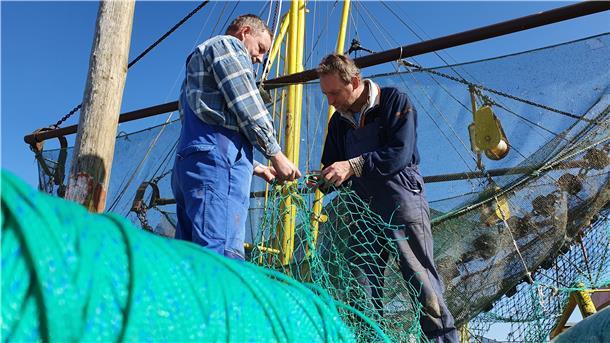 Netze flicken statt Krabben fischen: Die Kutterfischer Stephan (links) und Wolfgang Hellberg kämpfen mit den wirtschaftlichen Folgen der Corona-Krise.