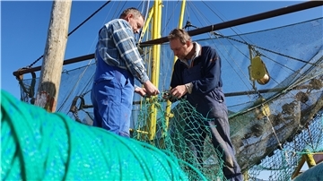 Netze flicken statt Krabben fischen: Die Kutterfischer Stephan (links) und Wolfgang Hellberg kämpfen mit den wirtschaftlichen Folgen der Corona-Krise.