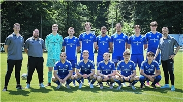 Neu bei der Leher TS: hinten von links: Joey Jaismann, Dennis Thermer, Miska Suvelo, Luan Muhaxheri, Ylbes Halimi, Mohammed Al Ali, Jerome Albitron, Bennet Grube, Saša Oleshko sowie Trainer Sasa Pinter; vorne: (von links): Vedat Atilgan, Ali Muhaxheri, David Miller, Nihat Atilgan, Farin Azizi.