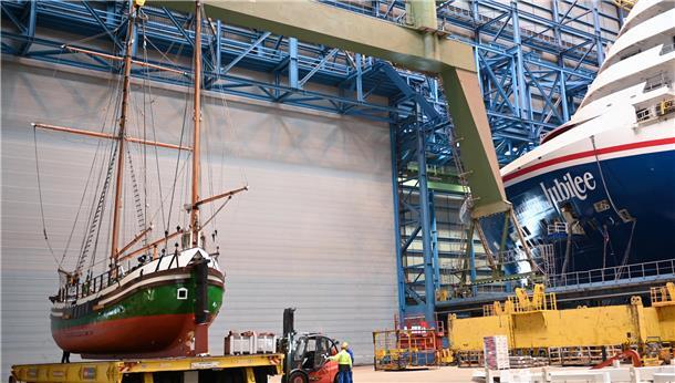 Neu lackiert wird das Traditionsschiff „Gesine von Papenburg“ von Mitarbeitern der Meyer Werft auf einem Tieflader gesichert. 