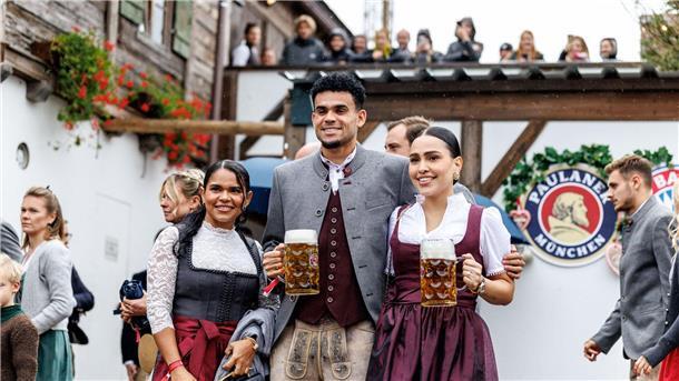 Neu-Stürmer Luis Díaz kann sich auf dem Oktoberfest feiern lassen.