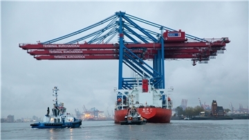 Neue Containerbrücken für den Hamburger Hafen – das Bild aus dem Herbst 2019 dürfte angesichts schrumpfender Umschlagszahlen Seltenheitswert bekommen.