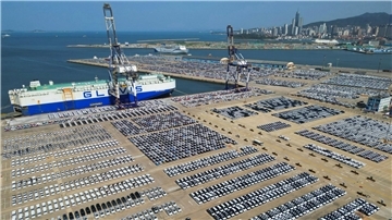 Chinas Außenhandel zeigt Zeichen der Stabilisierung Neue Fahrzeuge für den Export stehen verladebereit an einer Hafenanlage in Yantai in der ostchinesischen Provinz Shandong.