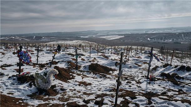 Krieg gegen die Ukraine: So ist die Lage Neue Gräber und Kreuze auf einem Friedhof der zunehmend von russischen Truppen eingekreisten Stadt Bachmut.