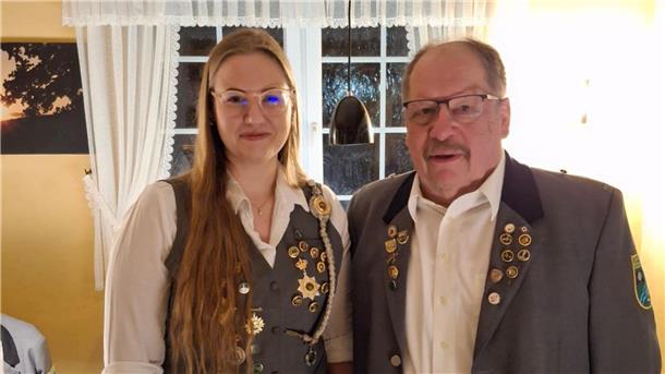 Neue Kassenwartin ist Jasmin Ehlen nach einstimmiger Wahl. Rechts der vorherige Kassenwart Hans Drewes.