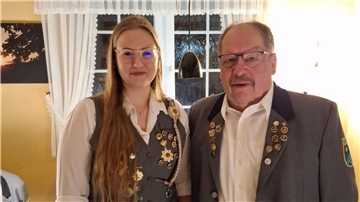 Neue Kassenwartin ist Jasmin Ehlen nach einstimmiger Wahl. Rechts der vorherige Kassenwart Hans Drewes.