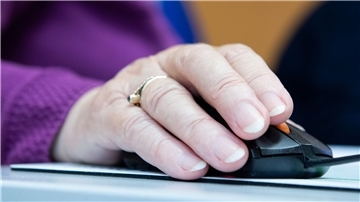 Frau am  Computer