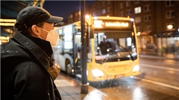 Neue Maßnahmen zur Eindämmung der Corona-Pandemie in Deutschland: Bund und Länder beschließen in öffentlichen Verkehrsmitteln und Geschäften das Tragen medizinischer Masken als Pflicht.