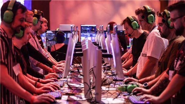 Mehr Games aus Deutschland? Branche bekommt staatliche Hilfe Neue Spiele testen wie hier bei der Gamescom 2024 - das ist auch bei der diesjährigen Gaming-Messe möglich.