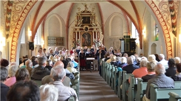 Neue Wandlampen bringen nun mehr Licht, Orgel und Altarraum haben neue Beleuchtungskörper bekommen. Das alles lässt das alte Gotteshaus attraktiver werden.