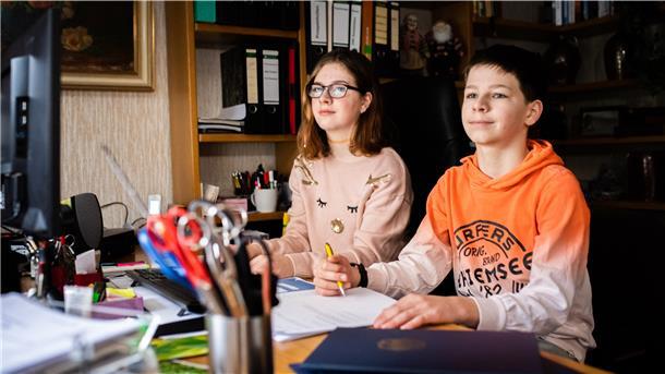 Neuenwalde plant einen eigenen Kinderortsrat, den ersten seiner Art in Niedersachsen. Meira (13) und Marvin (12) Wöhlken nehmen schon mal symbolisch Platz am Schreibtisch von Ortsbürgermeisterin Ellen Frank. Sie sind auf jeden Fall dabei, wenn das neue Gremium gegründet wird.