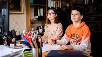 Neuenwalde plant einen eigenen Kinderortsrat, den ersten seiner Art in Niedersachsen. Meira (13) und Marvin (12) Wöhlken nehmen schon mal symbolisch Platz am Schreibtisch von Ortsbürgermeisterin Ellen Frank. Sie sind auf jeden Fall dabei, wenn das neue Gremium gegründet wird.