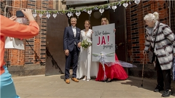 Neuer Anzug, weißes Hochzeitskleid - wenn schon, denn schon: Angelika und Fred Burba haben nach 27 Jahren noch einmal „Ja“ gesagt, zur Freude von Tochter Sasha.