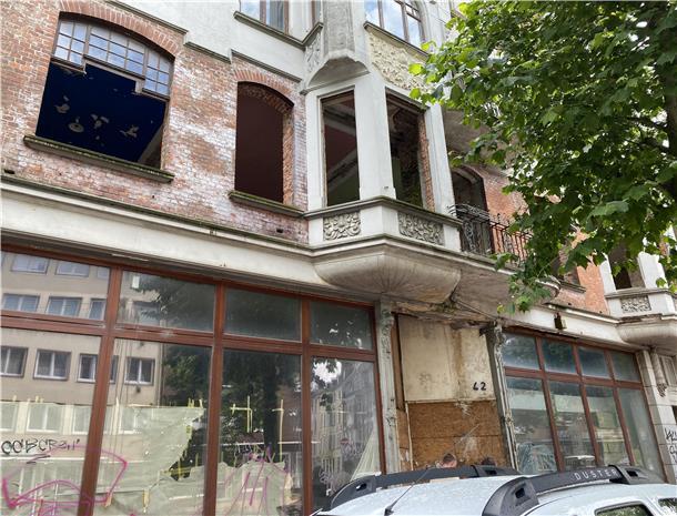 Das Gründerzeithaus Baujahr 1903 an der Hafenstraße in Bremerhaven soll aufwendig saniert werden. Ein privater Investor will zwei Millionen Euro dahinein stecken. Doch alles stagniert, das Haus verwahrlos zunehmend. 