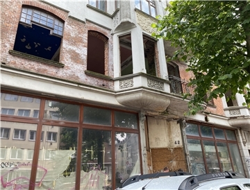 Das Gründerzeithaus Baujahr 1903 an der Hafenstraße in Bremerhaven soll aufwendig saniert werden. Ein privater Investor will zwei Millionen Euro dahinein stecken. Doch alles stagniert, das Haus verwahrlos zunehmend. 