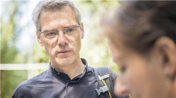 Dr. Heiner Wilmer und Susanne Schwan gestalten in Bremerhavens Wasserturm "Losche" einen literarisch-spirituellen Abend über die Pariser Sozialarbeiterin und Mystikerin Madeleine Delbrel