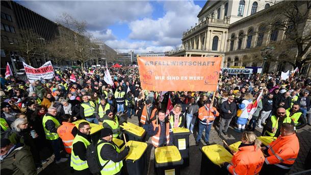 Neuer Warnstreik in Niedersachsen: Vielerorts steht der öffentliche Nahverkehr still, auch Kitas oder die Müllabfuhr sind betroffen. 