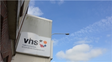 Neues "Dach" für die Kreis-VHS: Die Volkshochschule soll nun ab 1. Januar als gemeinnützige GmbH von Kreis und Kommunen geführt werden.