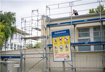 Unter Hochdruck bemühen sich die von der Stadt Bremerhaven beauftragten Gewerke, die Sporthalle der Goetheschule zu Schuljahresbeginn fertig zu haben. 