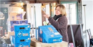 Neues Leben in der alten Burgschänke in Beers. Andrea Bönke (50) eröffnet als neue Pächterin ein Weinlokal in den historischen Gemäuern. Aktuell hat sie mit dem Einrichten noch einiges zu tun. Das neue Logo des Lokals mit Namen "Jaspatho" hängt jedoch bereits am Eingang.