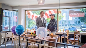 Neues Lokal "Unser Essen" eröffnet in der Lloydstraße als Nachfolger der kultigen "Milchbar". Im Bild: Henning Meyer (links), Pressesprecher der städtischen Klinik Reinkenheide, freut sich über die Zuwendung von 1000 Euro für die Krebshilfe von Gastronom Ramazan Bozyigit. 