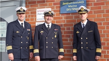 Neues Seetaktik-Zentrum in Betrieb (von links): Konteradmiral Christoph Müller-Meinhard, Kapitän zur See Thomas Hacken und Kapitän zur See Jens Grimm.