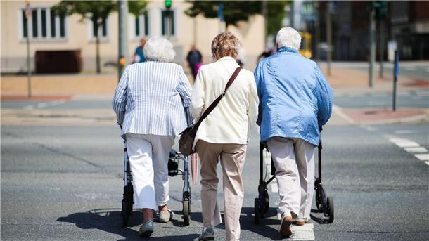 Rentenversicherung: Entspannung bei Demografieentwicklung Neuesten Rechnungen zufolge kommen bis zum Jahr 2060 auf 100 Menschen im Erwerbsalter 45 im Rentenalter.