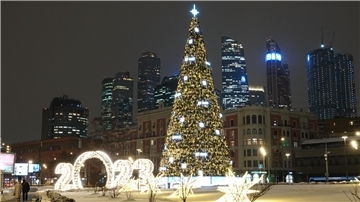 Neujahrsdekokation lässt die russische Hauptstadt im Lichterglanz erstrahlen, und das schon vor Beginn des Jahres 2023.