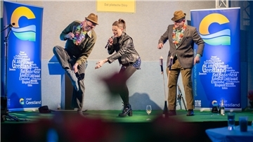 Neujahrsempfang der Stadt Geestland mit launiger Note. Das plattdeutsche Komiker-Duo, Bernd Trochelmann (links) und Thomas Heins mit Moderatorin Annie Heger bei ihrer Aufführung „Dat plietsche Dörp“.