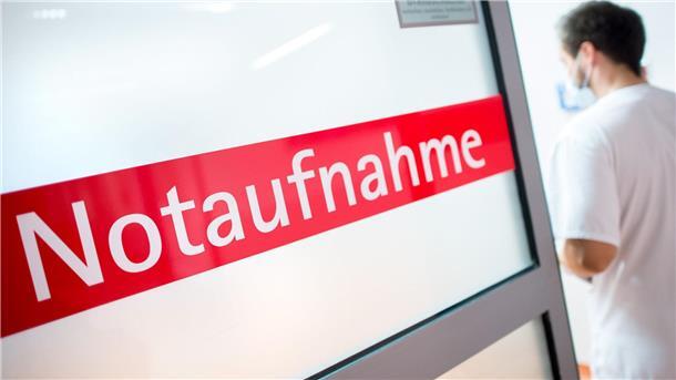 Viele Krankenhäuser in Niedersachsen in Existenznöten Neun von zehn Kliniken in Niedersachsen sind laut Krankenhausgesellschaft NKG perspektivisch in ihrer Existenz bedroht. (Archivbild)