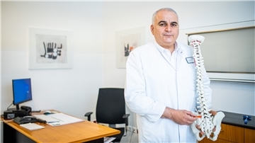 Neurochirurg Dr. Abdurrahman Er registriert mehr Patienten mit Beschwerden an der Wirbelsäule, seitdem die meisten im Homeoffice sind.
