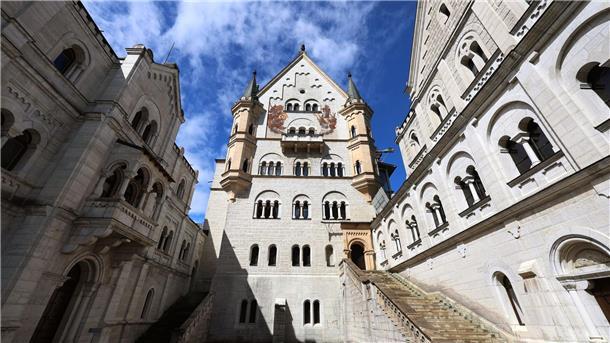 Neuschwanstein - äußerlich Burg, innen modernes Schloss. (Archivbild)