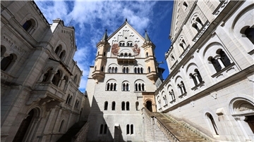 Neuschwanstein - äußerlich Burg, innen modernes Schloss. (Archivbild)