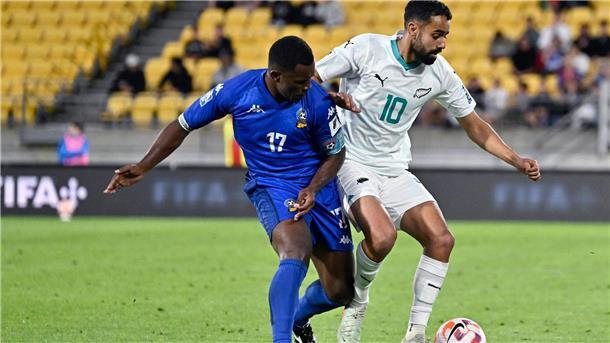 Neuseelands Sarpreet Singh (r) darf mit seinem Team von der WM-Teilnahme träumen.