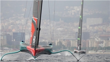 Neuseelands Team (l) steht dicht vor der erfolgreichen Verteidigung des America’s Cup.