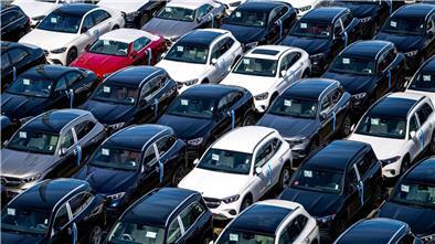 Neuwagen am Autoterminal in Bremerhaven. BLG Logistics will für den Transport zum Luneort künftig eine Weserfähre einsetzen. Die Generalprobe ist am Dienstag.