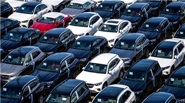 Neuwagen am Autoterminal in Bremerhaven. BLG Logistics will für den Transport zum Luneort künftig eine Weserfähre einsetzen. Die Generalprobe ist am Dienstag.