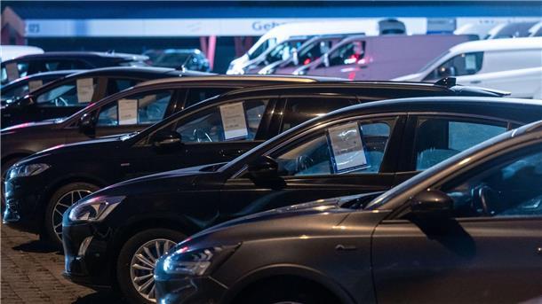 Neuwagen stehen auf dem Gelände eines Autohauses.
