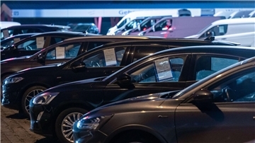 Neuwagen stehen auf dem Gelände eines Autohauses.