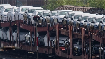 Ifo-Institut: Autoindustrie im Abschwung  Neuwagen stehen auf einem Güterzug am Güterbahnhof in Seelze in der Region Hannover. Die Stimmung in der deutschen Autoindustrie hat sich im November weiter verschlechtert.