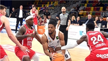 Neuzugang Aaron Cook (Mitte) deutete an, dass er die erhoffte Verstärkung für die Eisbären sein kann.
