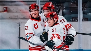 Neuzugang Bennet Roßmy (Mitte) brachte die Pinguins zwischenzeitlich in Führung und wird von Max Görtz (li.) und Andy Miele gedrückt.