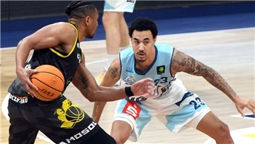 Neuzugang Khalid Thomas (rechts) konnte bei seinem Eisbären-Debüt überzeugen.